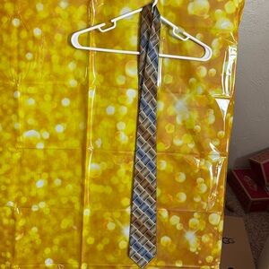 Arrow black, gold and gray men’s tie. No spots, no tears flawless. Like new